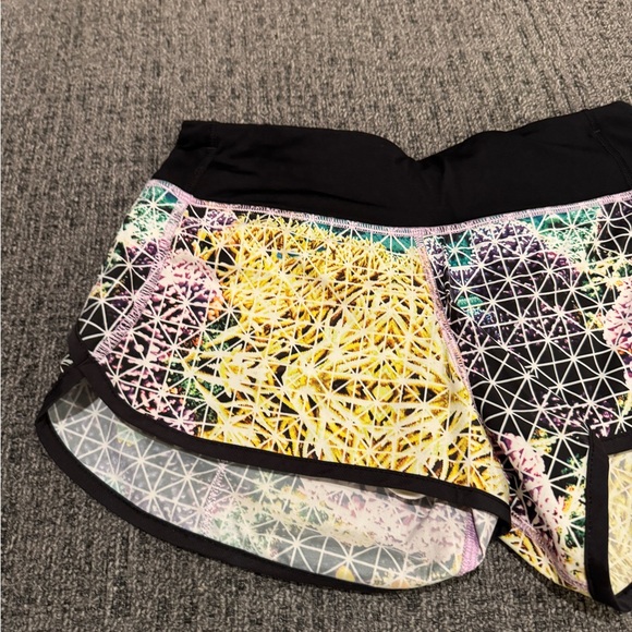 Lulu Lemon Speed Up Lined Women's Geometric Patterned Shorts - Picture 4 of 11